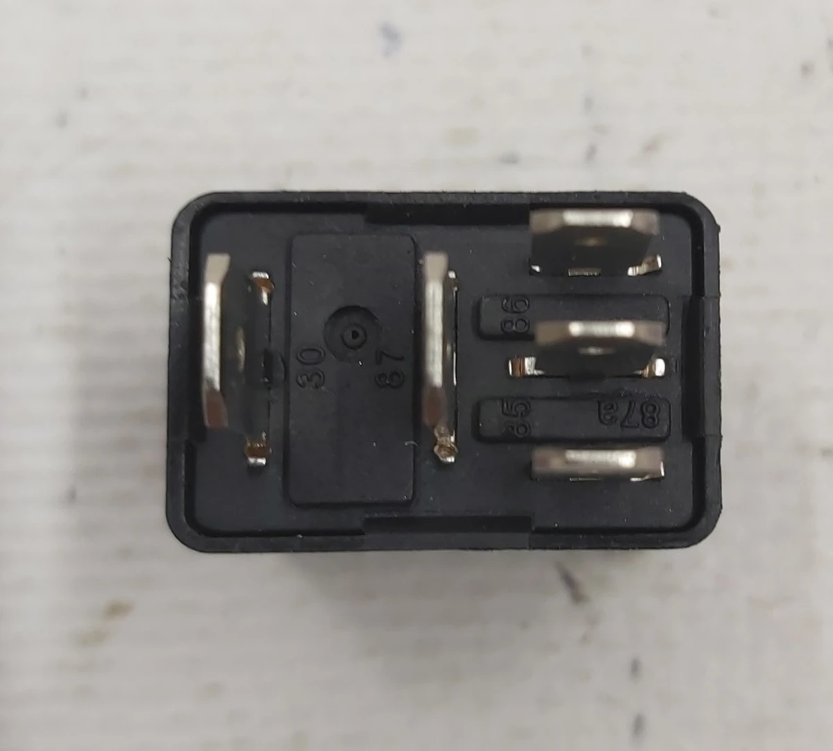 Реле 12V 30-40A електропроводки кузова Tesla Model S 1004423