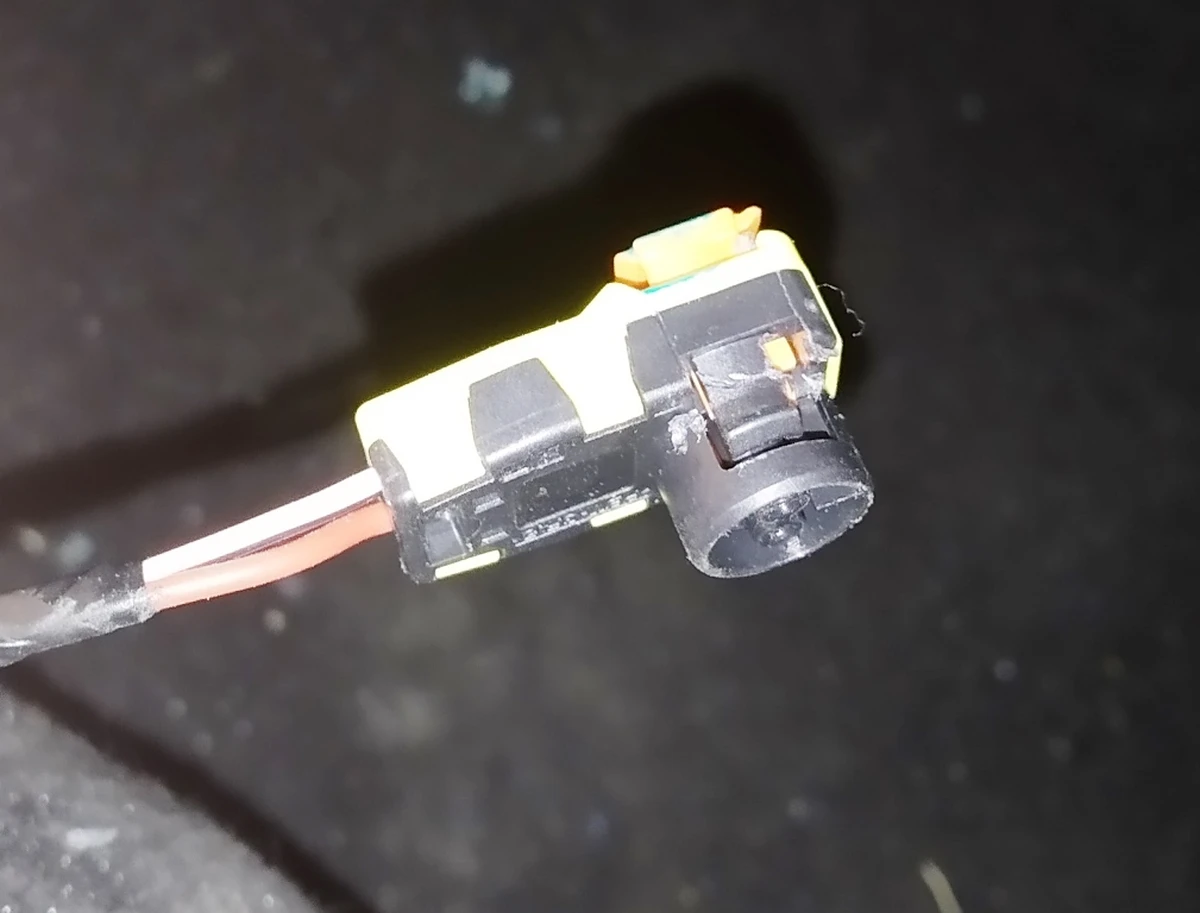 1 Роз'єм переднатягувача ременя безпеки Tesla model X S REST 1004416-00-G