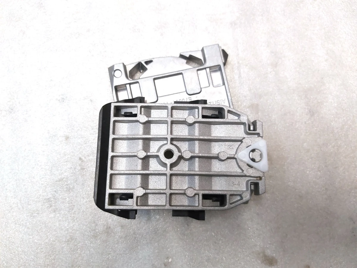 1 Фиксатор положения стекла двойного стеклоподъемника переднего правого Tesla model Y 1495509-00-E