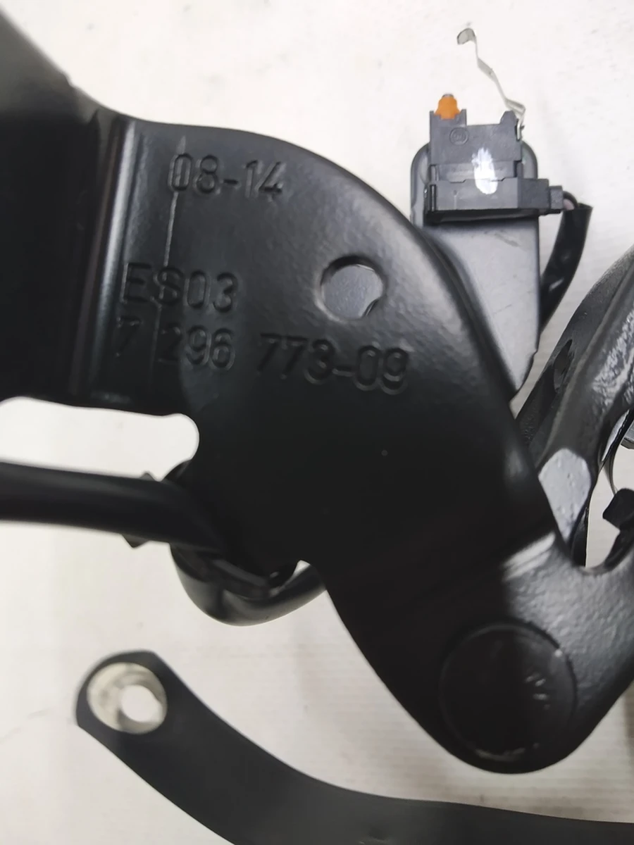 Петля (навіс) кришки багажника (ляди) ліва з накладкою і мікровимикачем в зборі BMW I3 51247296773