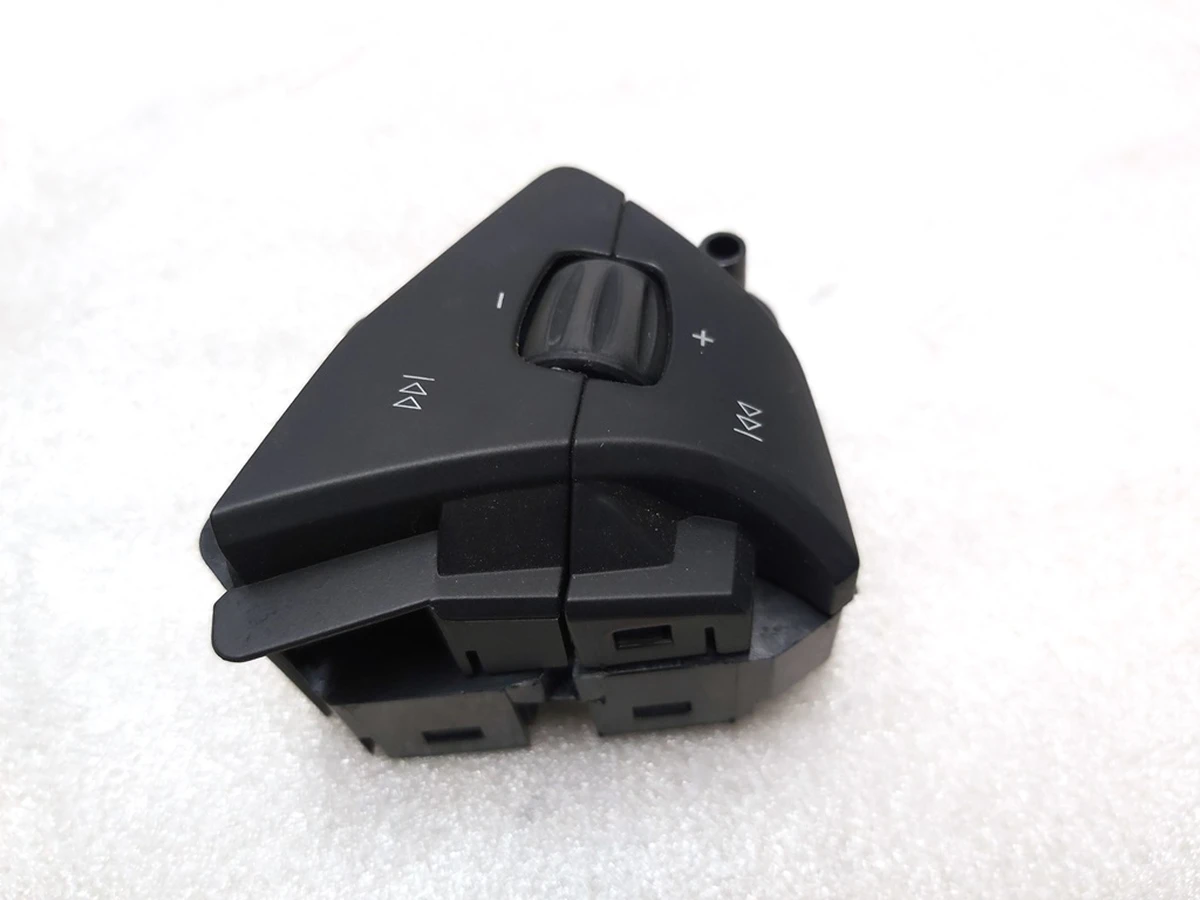 1 Кнопка перемикання (на кермі) ліва Tesla model S 1013242-00-B