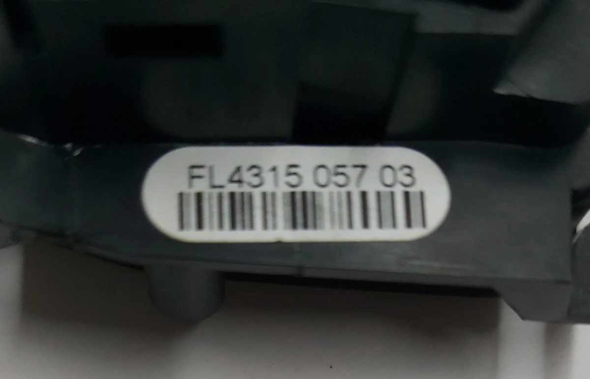 1 Кнопка перемикання (на кермі) ліва з пошкодженням Tesla model S REST 1013242-00-D