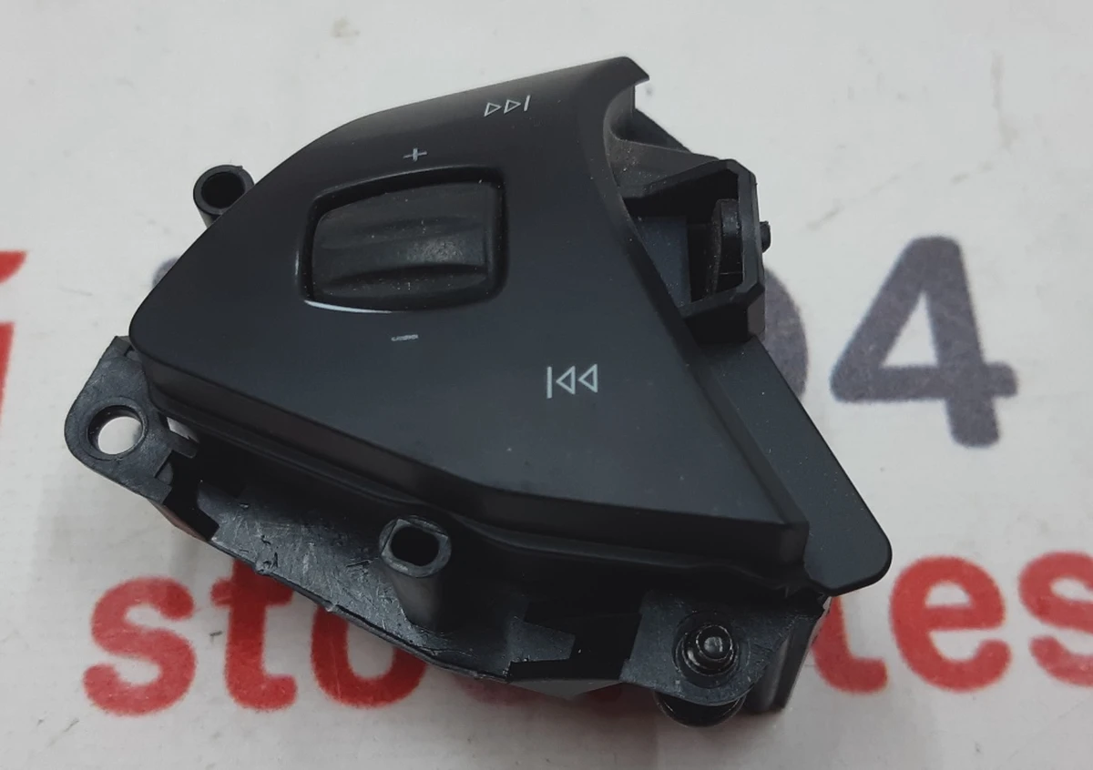 1 Кнопка переключения (на руле) левая Tesla model S REST 1013242-00-H