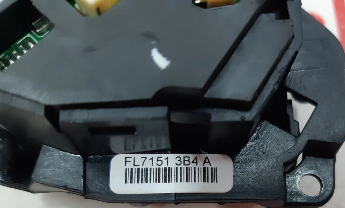 1 Кнопка переключения (на руле) левая Tesla model S REST 1013242-00-H