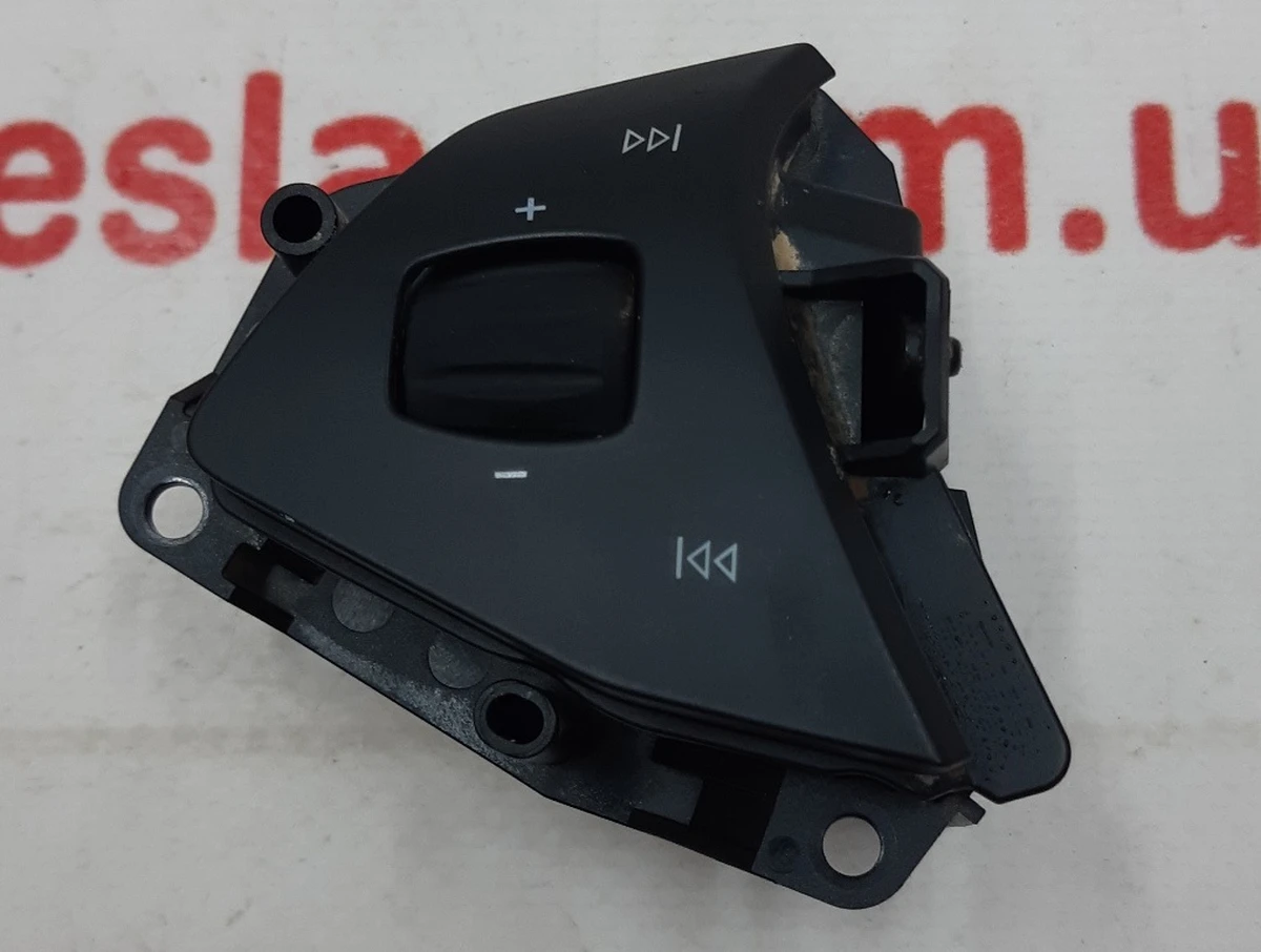 1 Кнопка переключения (на руле) левая Tesla model X 1013242-00-H