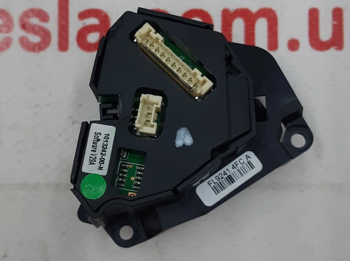 1 Кнопка переключения (на руле) левая Tesla model X 1013242-00-H