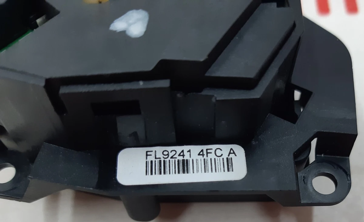 1 Кнопка переключения (на руле) левая Tesla model X 1013242-00-H