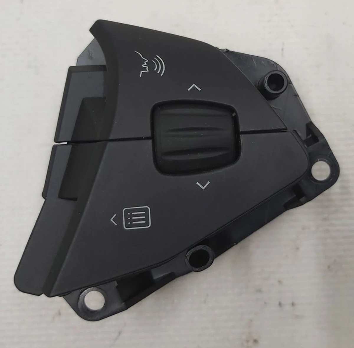 1 Кнопка переключения (на руле) правая Tesla model S 1013242-00-B