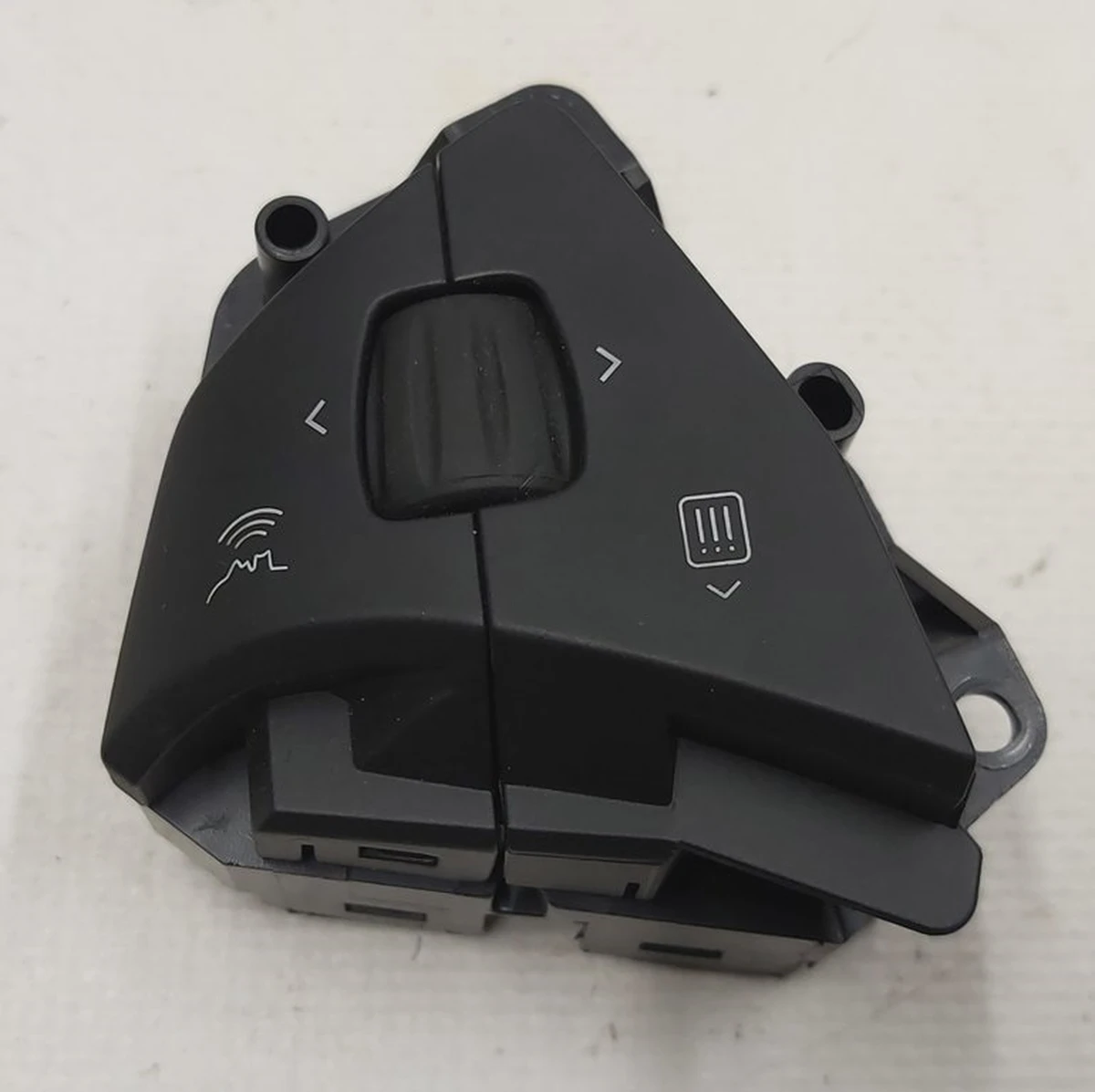 1 Кнопка переключения (на руле) правая Tesla model S 1013242-00-B