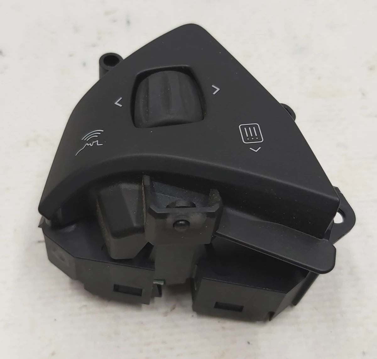 1 Кнопка переключения (на руле) правая Tesla model S REST 1013242-00-H