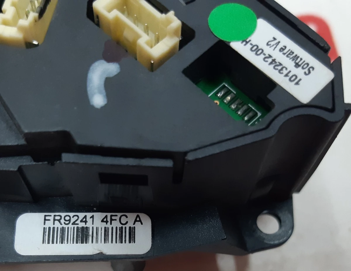 1 Кнопка перемикання (на кермі) права Tesla model X 1013242-00-H