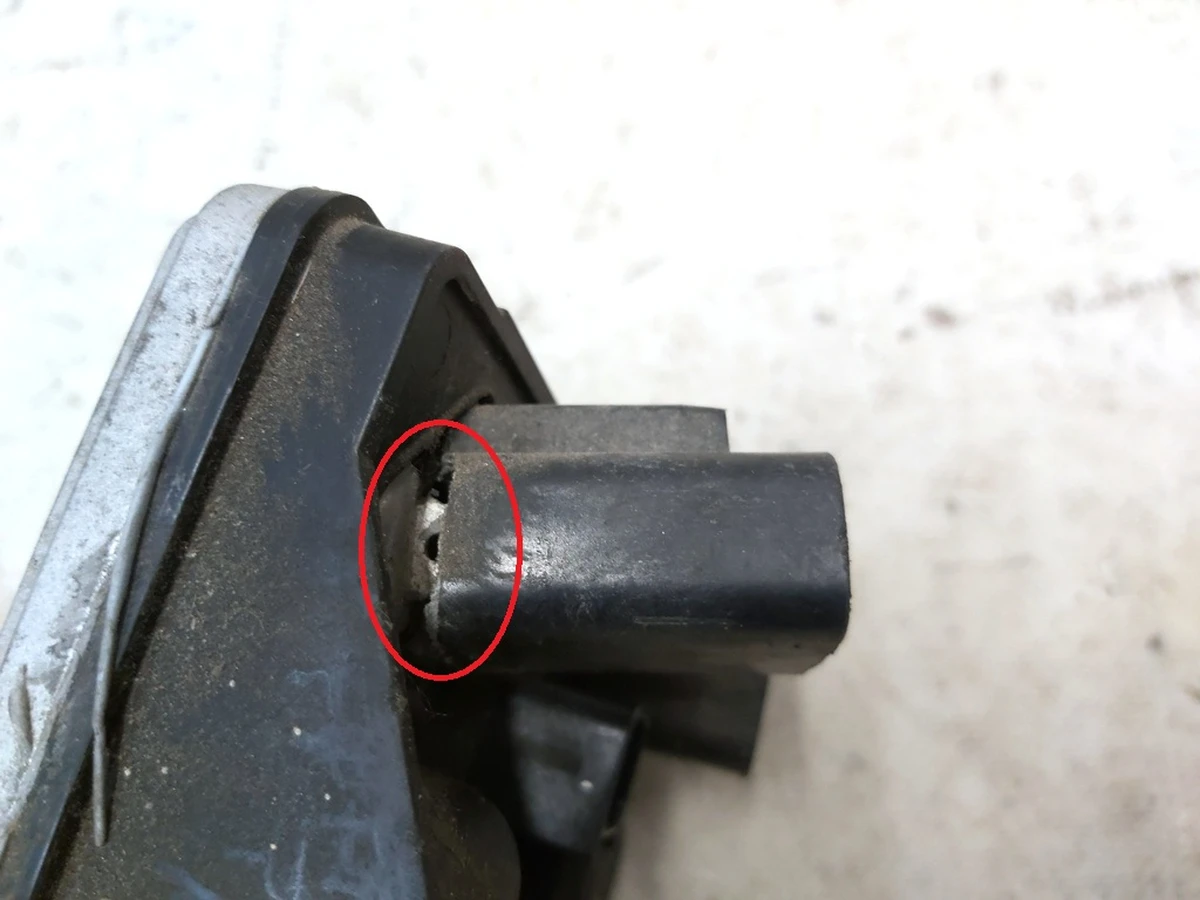 7 Электродвигатель рулевой рейки с блоком управления с повреждением Tesla Model 3, Model Y 1044831 1044832