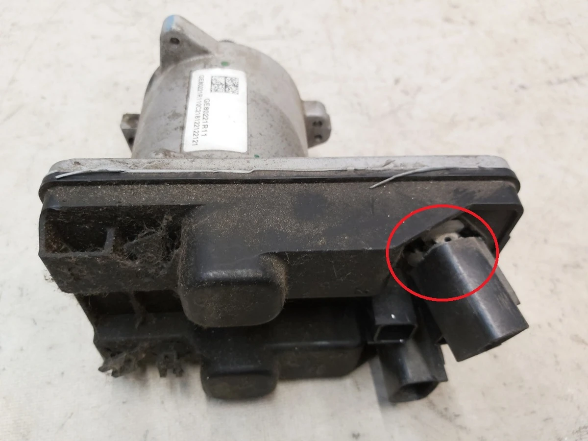 7 Электродвигатель рулевой рейки с блоком управления с повреждением Tesla Model 3, Model Y 1044831 1044832