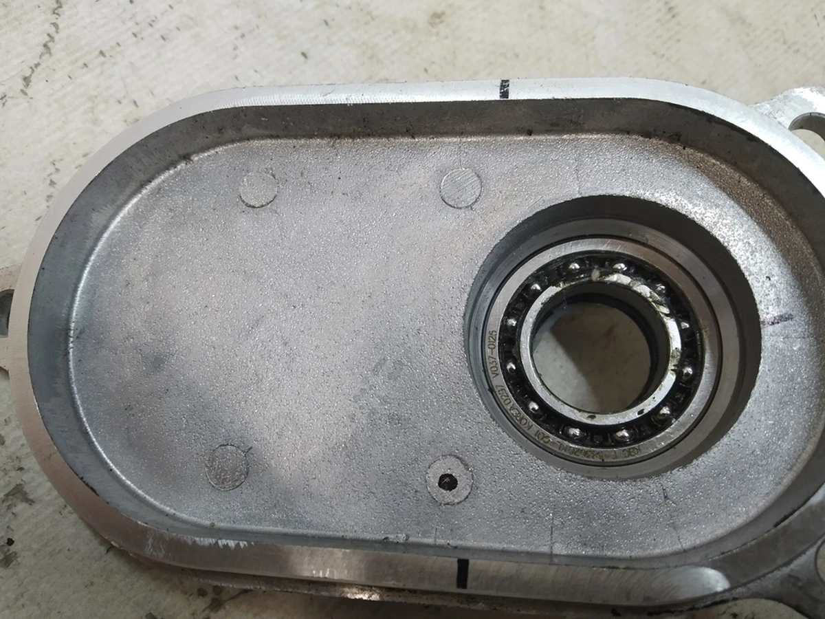 1 Кришка рульової рейки (черв'ячний вал) 1044831-00-H Tesla Model Y 1044832-00-A