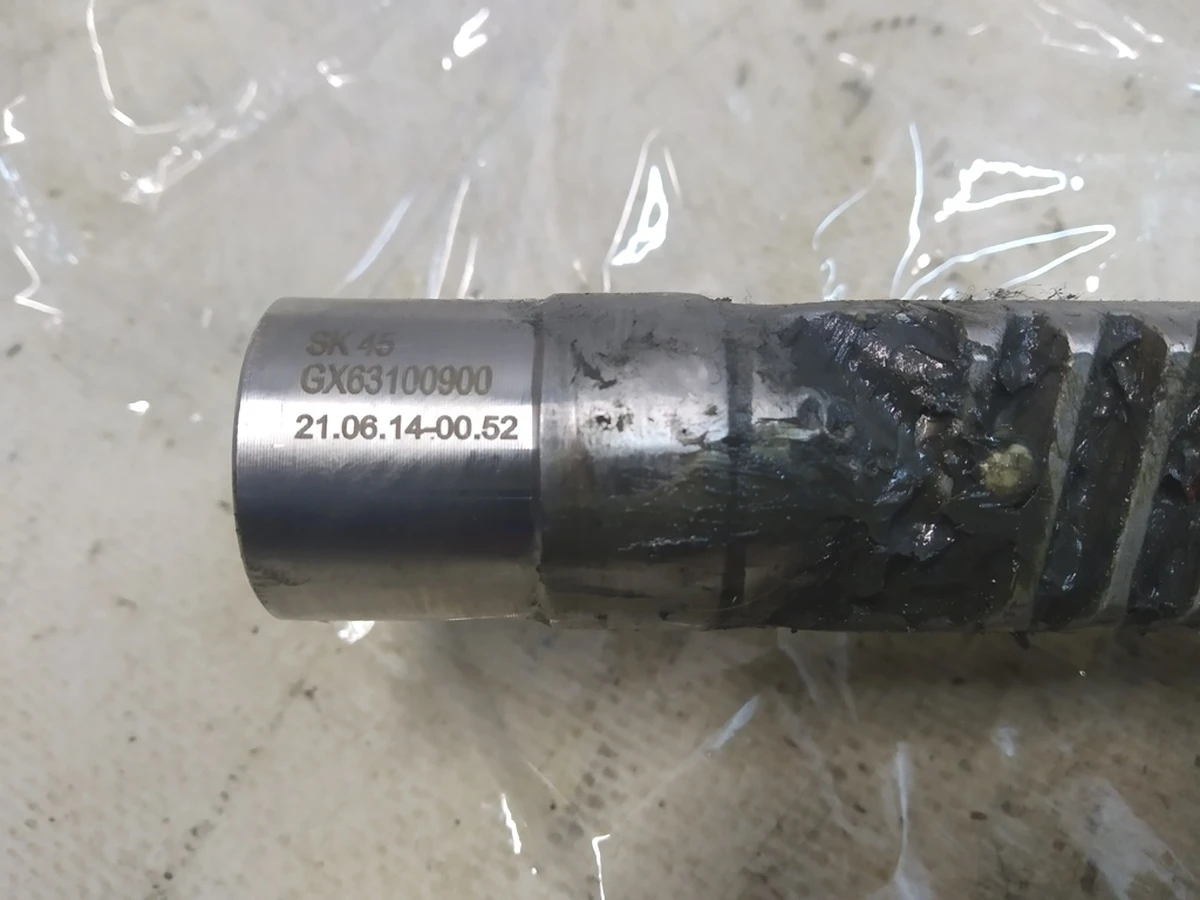 1 Вал зубчатый рулевой рейки (зубчатая рейка) с повреждением 1044831-00-H Tesla model Y 1044832-00-A