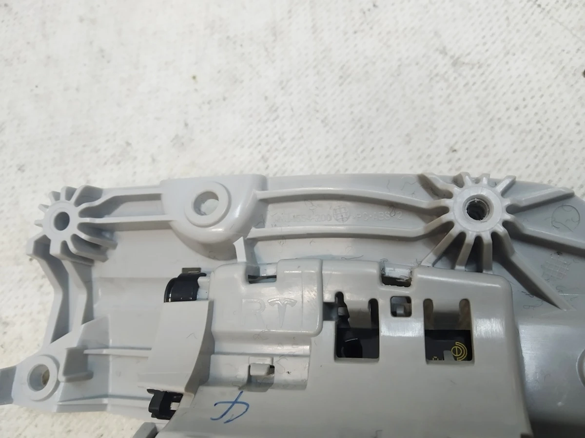 11 MODEL Y, COAT HOOK ASY, RH with damage Tesla model Y 1515339-97-B