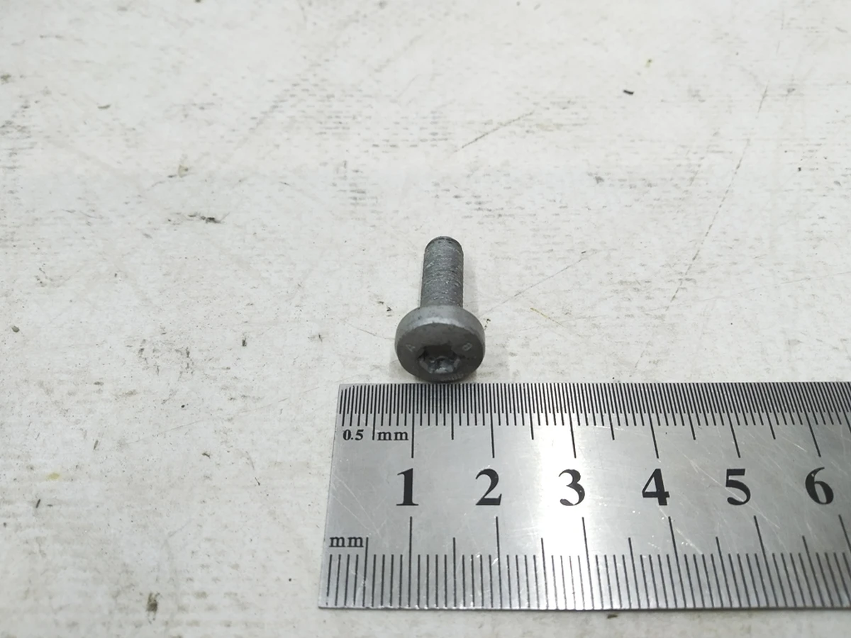 Винт с цилиндрической скруглённой головкой TORX М6Х18 Audi E-tron N10196103