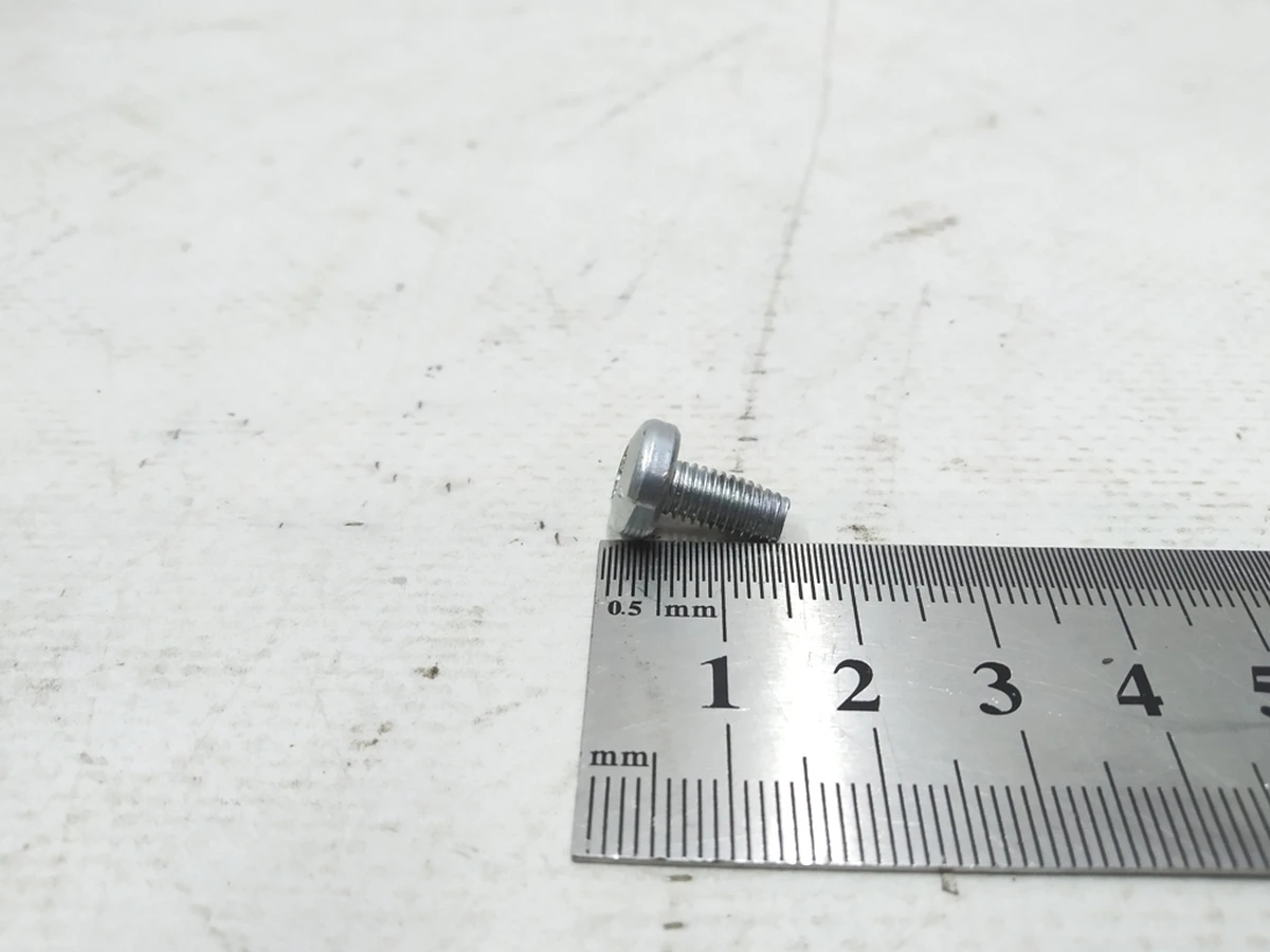 Винт с полукруглой головкой и внутренней TORX M5X8 Audi E-tron N10406604