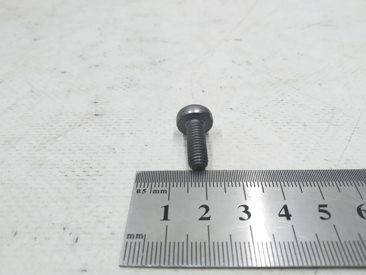 Винт с полукруглой головкой и внутренней TORX M6X16 Audi E-tron N10451405