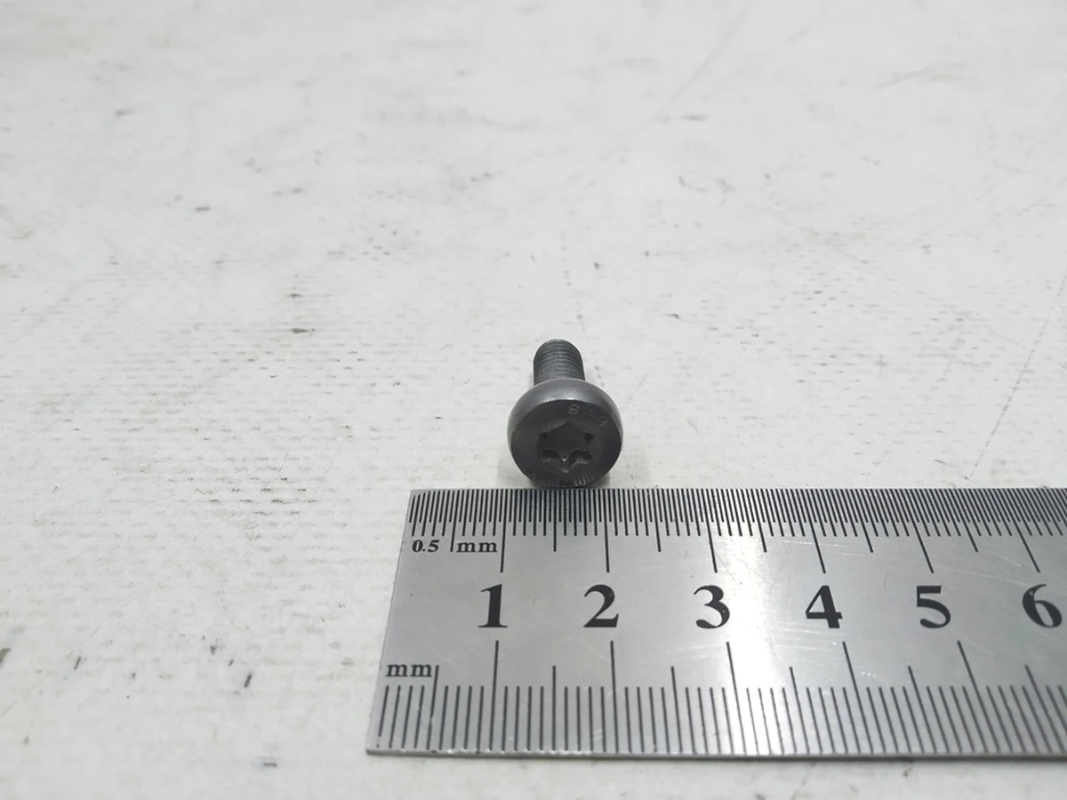 Винт с полукруглой головкой и внутренней TORX M6X16 Audi E-tron N10451405