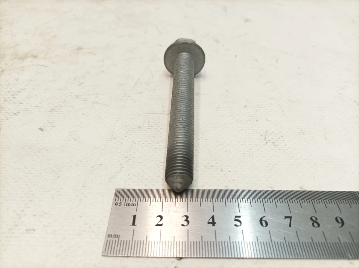 Гвинт із шестигранною головкою з буртиком M12X90 Porsche Taycan N10628301