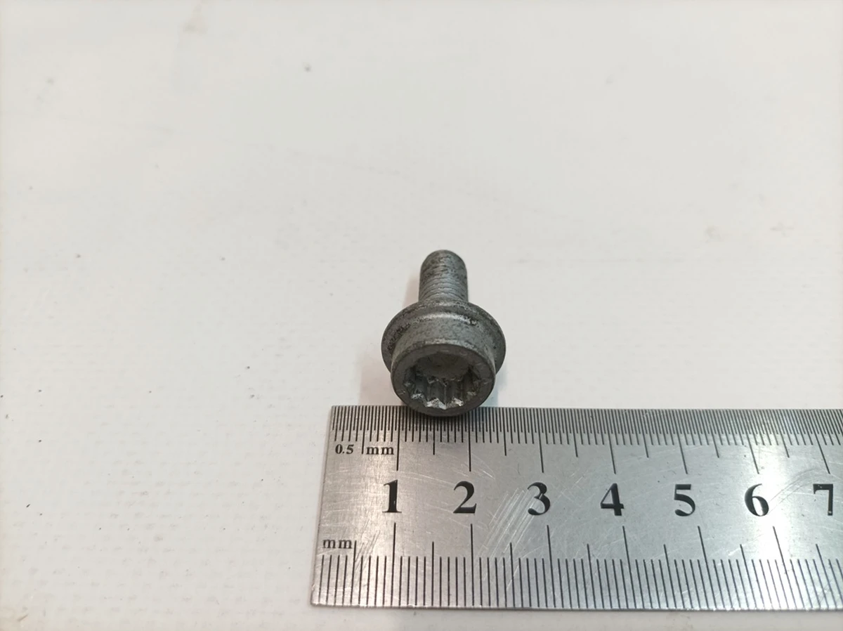 Винт с цилиндрической головкой с буртиком и внутренний многогранник M8X20 Porsche Taycan N10664801