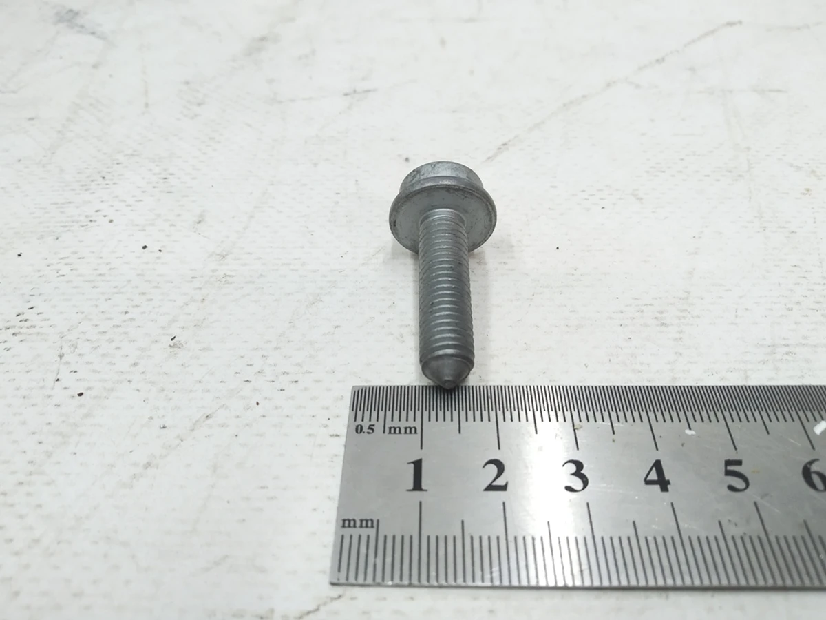 Screw with a flat head with an internal polyhedron M8X30 Audi E-tron N10665001