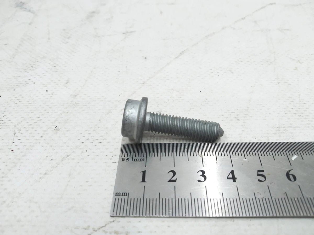Screw with a flat head with an internal polyhedron M8X30 Audi E-tron N10665001