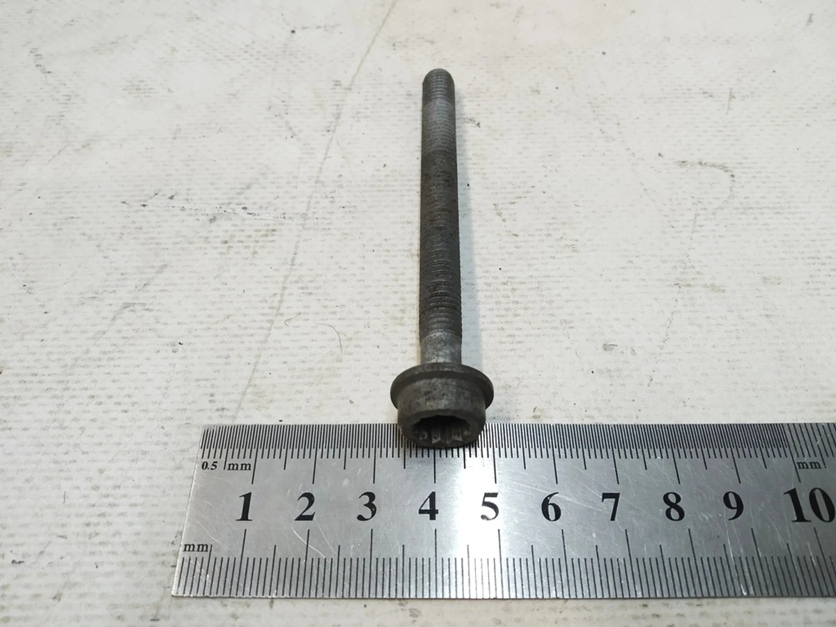 Гвинт з циліндричною головкою з буртиком та внутрішнім багатогранником Audi Q7 N10714501