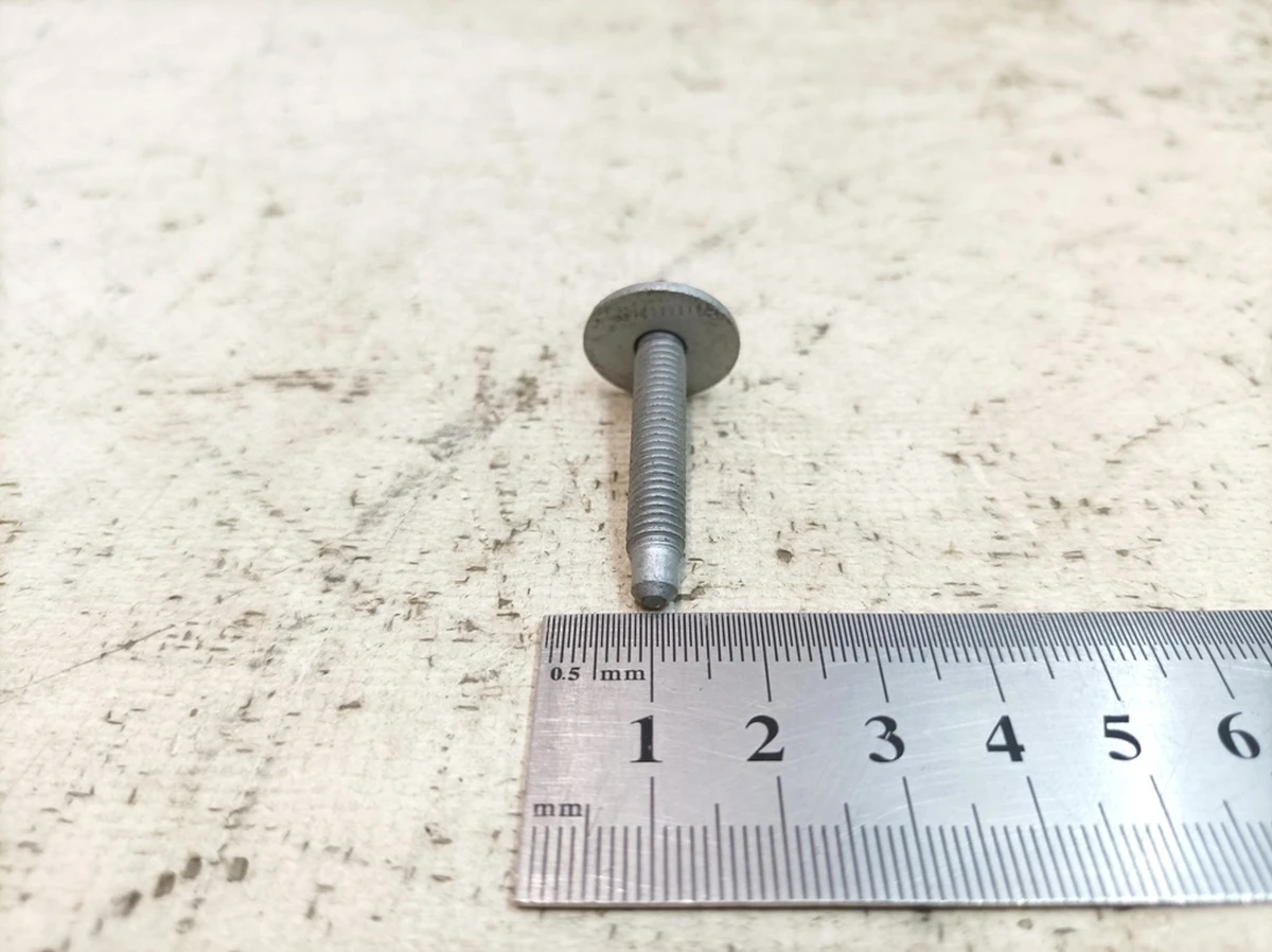 Гвинт із шестигранною головкою з буртиком M6X32 Porsche Taycan N10717601