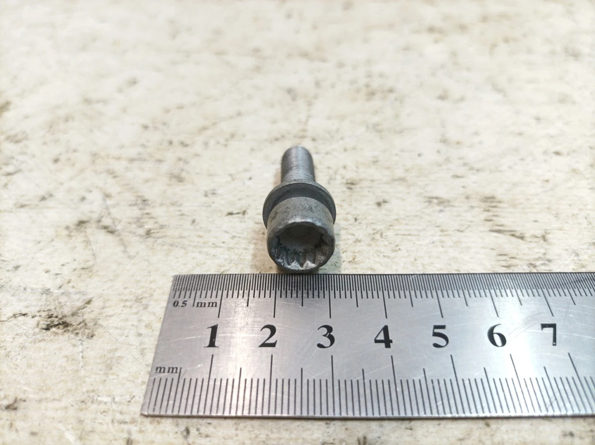 Винт с цилиндрической головкой и внутренним многогранником М8Х28 с шайбой Porsche Taycan N10720901