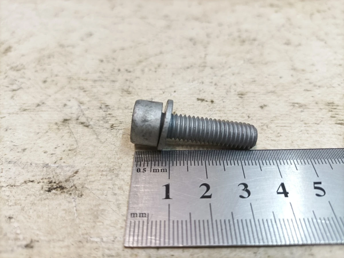 Винт с цилиндрической головкой и внутренним многогранником М8Х28 с шайбой Porsche Taycan N10720901