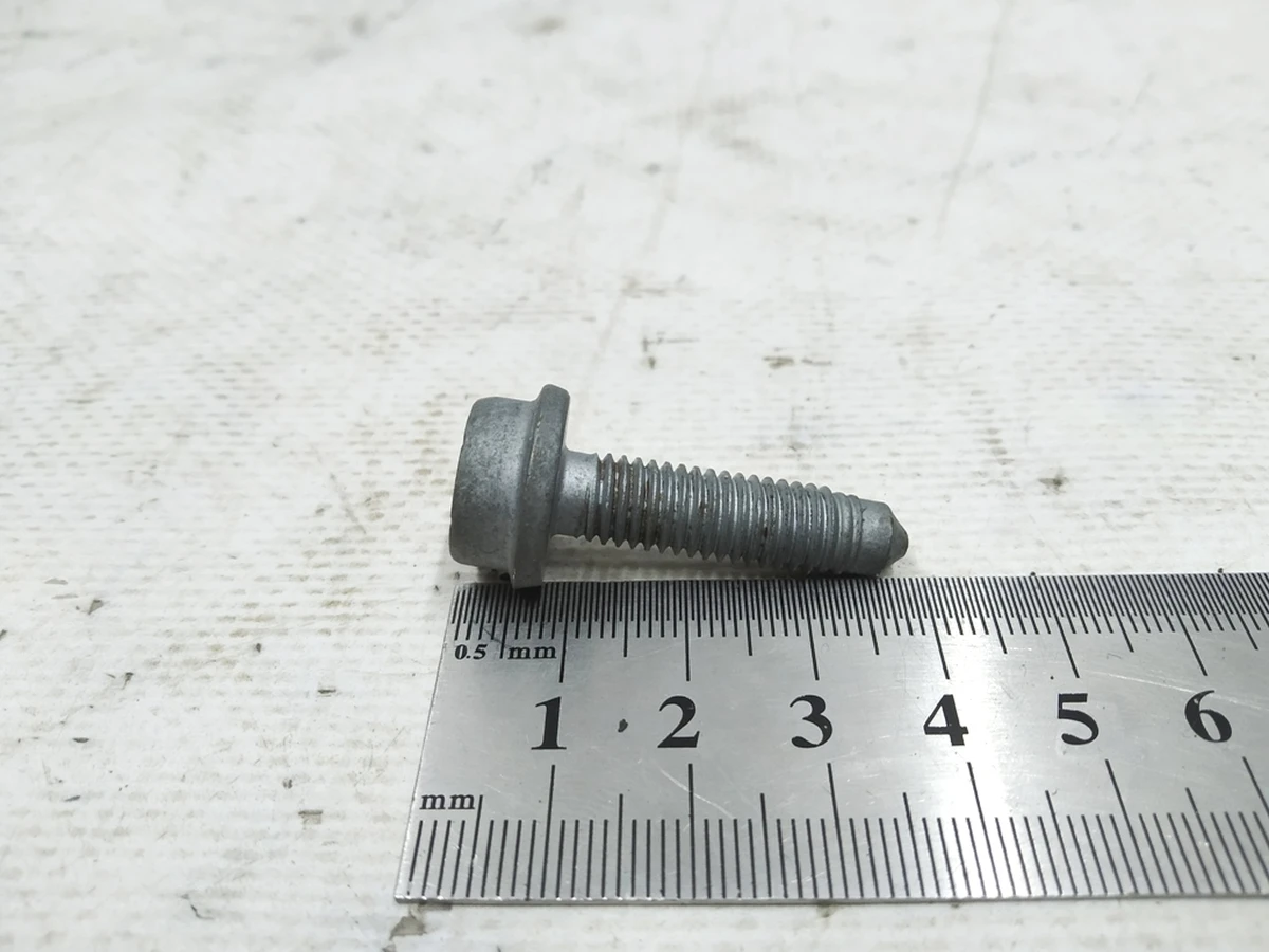 Гвинт з циліндричною головкою з буртиком та внутрішнім багатогранником М8Х30 Audi E-tron N10765801