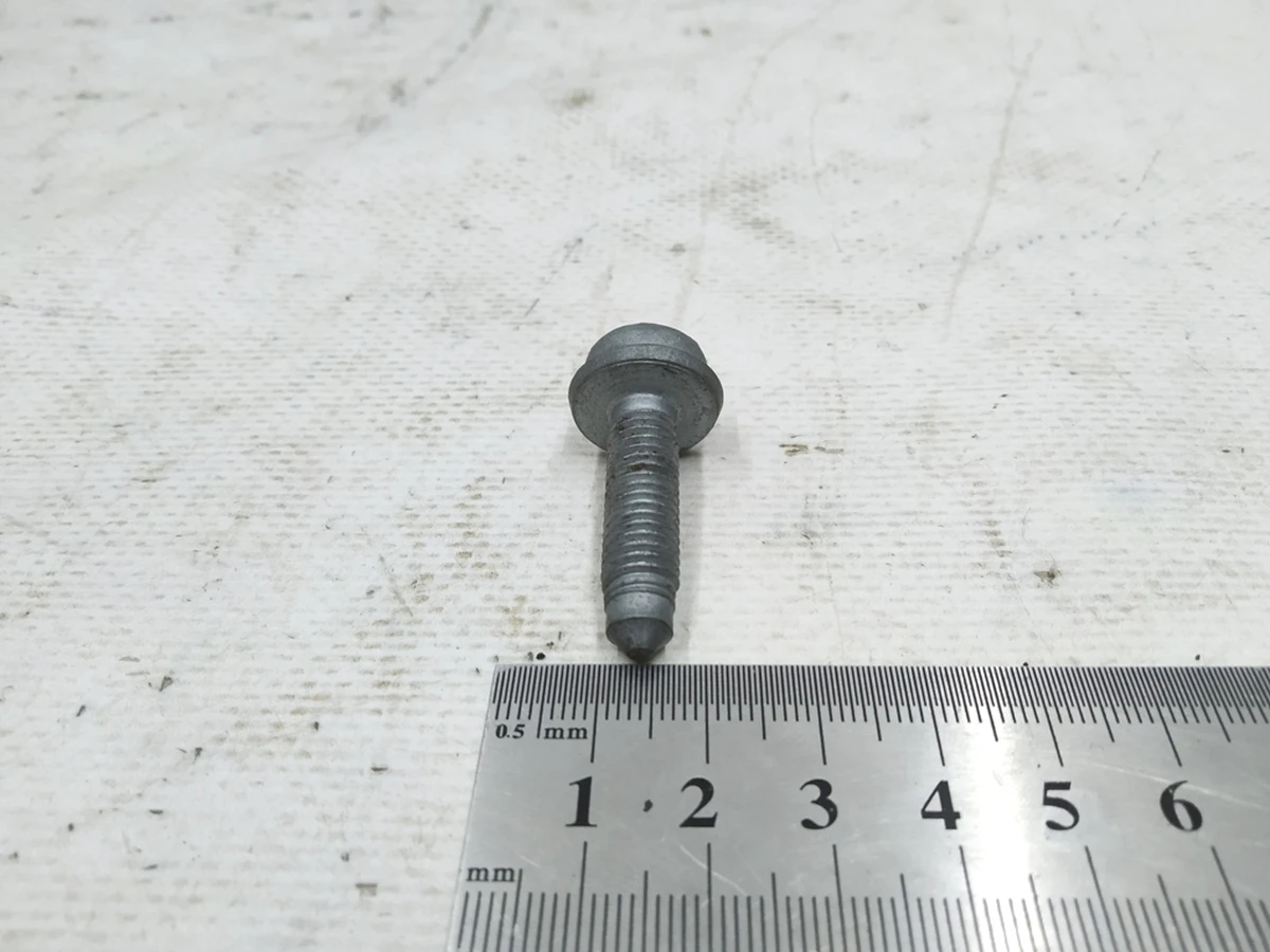 Гвинт з циліндричною головкою з буртиком та внутрішнім багатогранником М8Х30 Audi E-tron N10765801