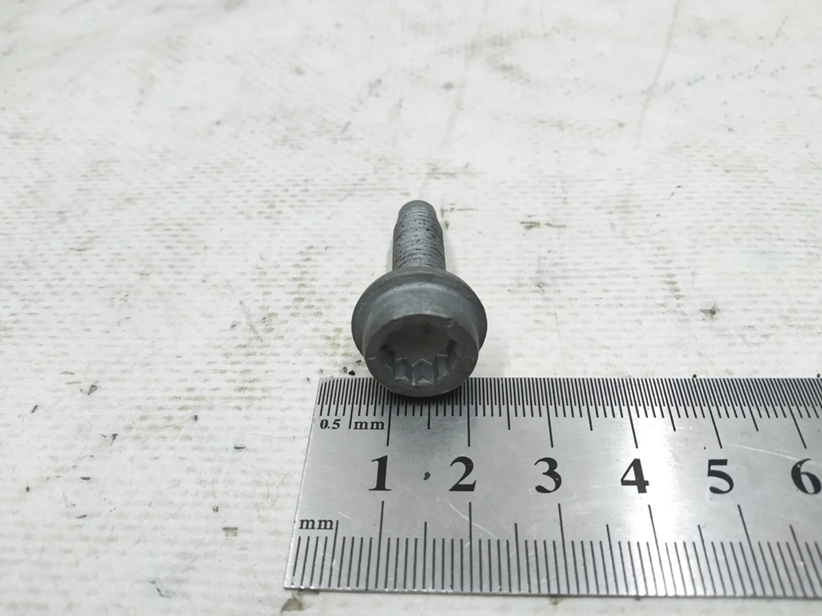 Гвинт з циліндричною головкою з буртиком та внутрішнім багатогранником М8Х30 Audi E-tron N10765801