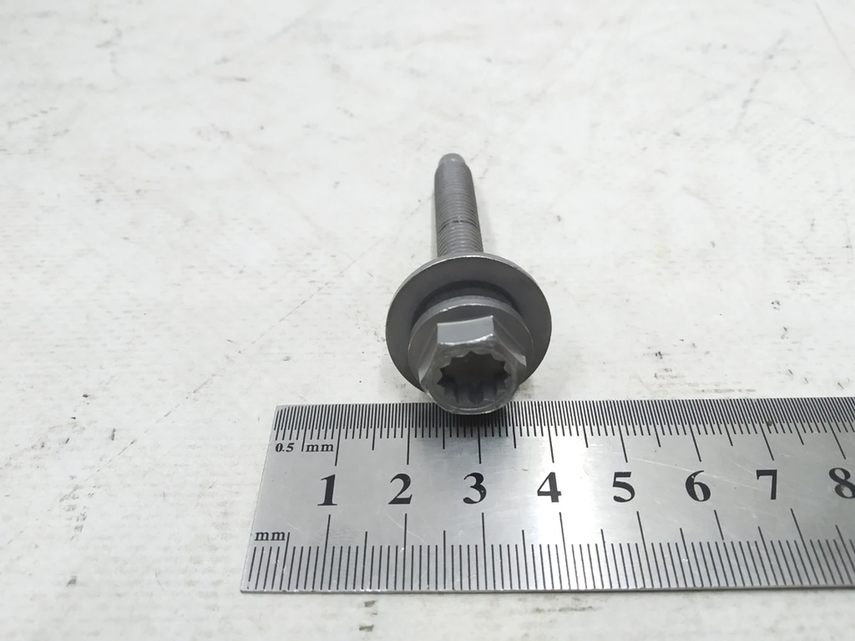 Болт с шестигранной головкой и внутренним многогранником с шайбой М8Х60 Audi E-tron Porsche Taycan N10810301