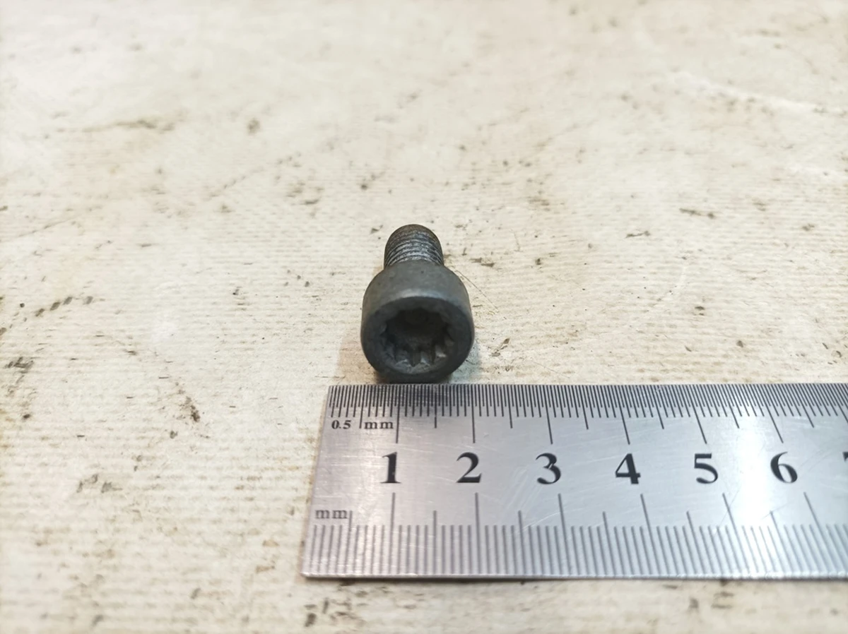 Винт с цилиндрической головкой и внутренним многогранником М10Х20 Audi Q7 N90441103