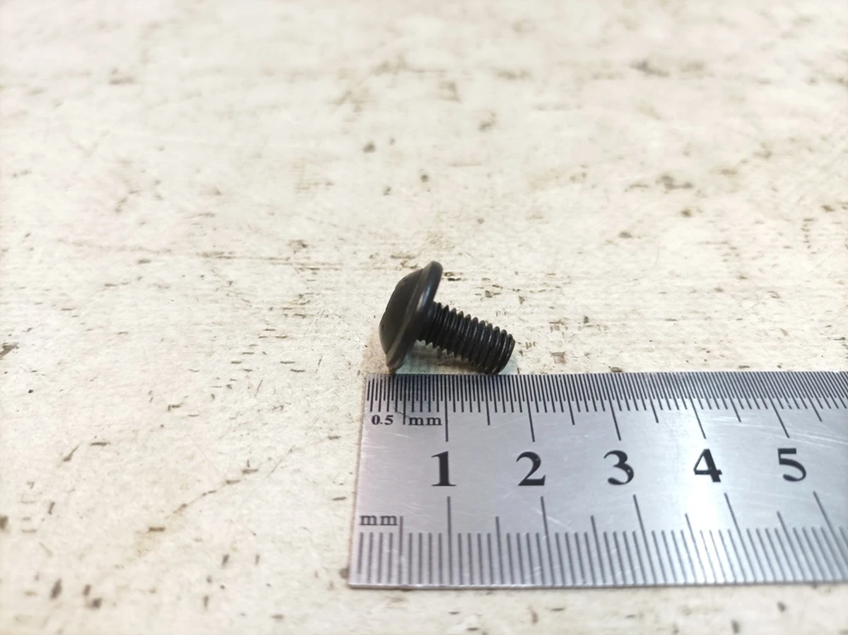 Винт с полукруглой головкой и внутренним многогранником M6X12 Porsche Taycan N90737107