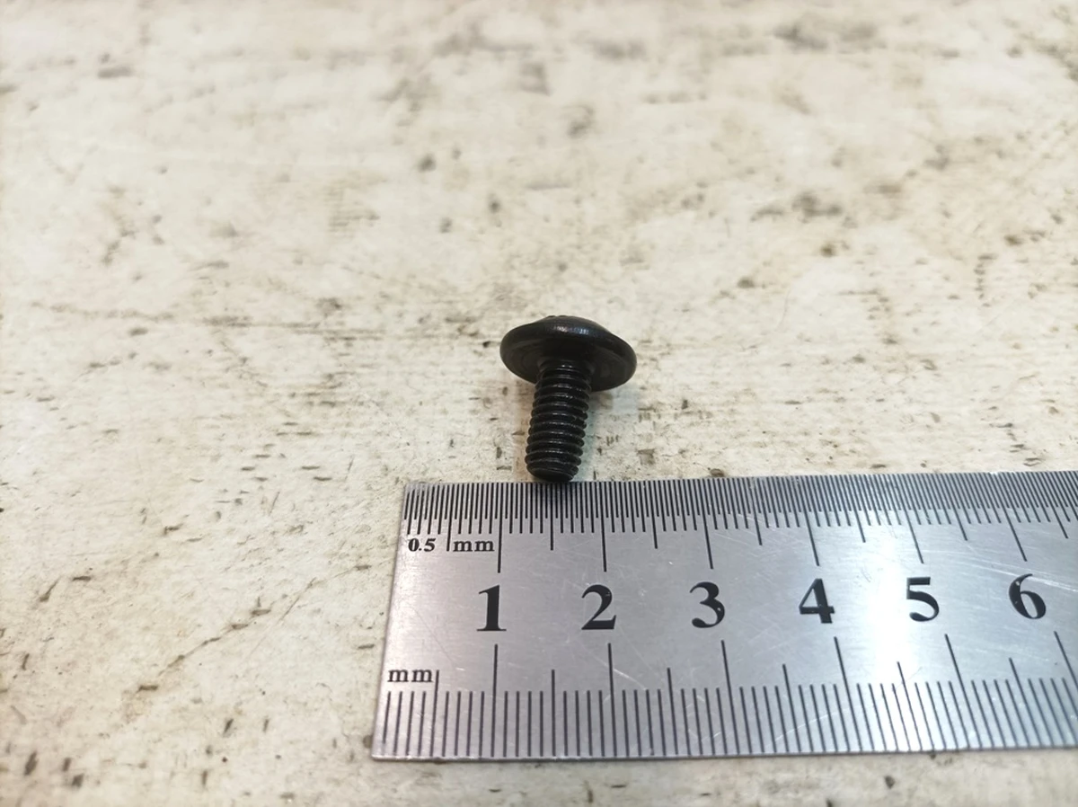 Гвинт з напівкруглою головкою та внутрішнім багатогранником M6X12 Porsche Taycan N90737107