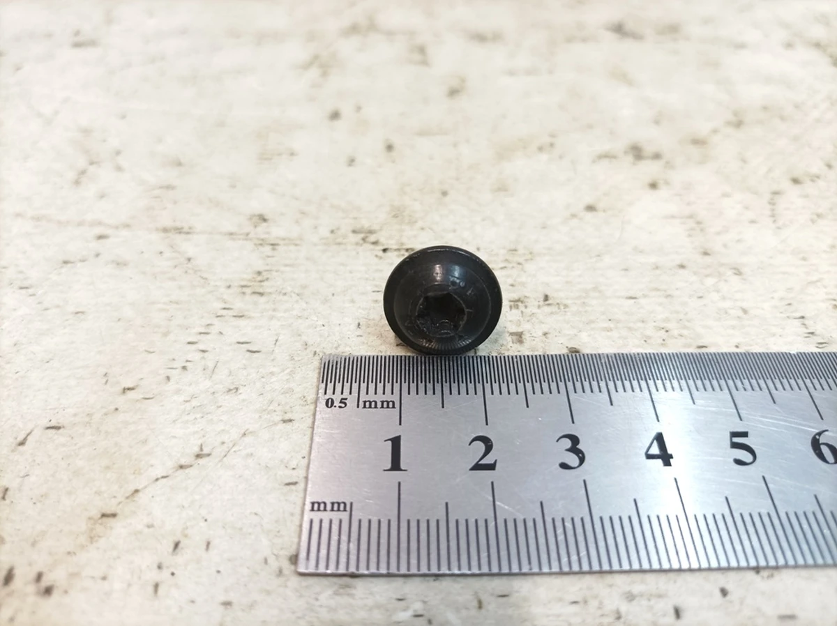 Винт с полукруглой головкой и внутренним многогранником M6X12 Porsche Taycan N90737107