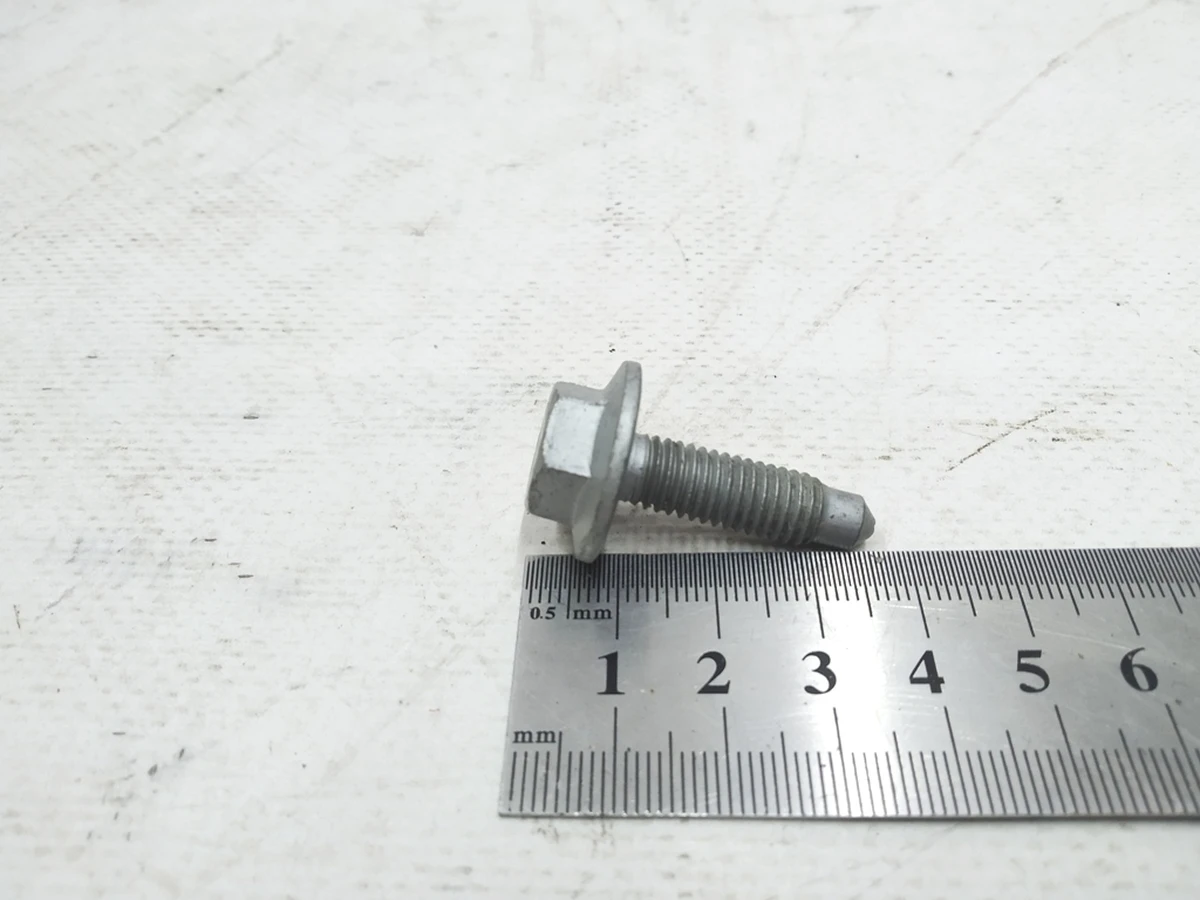 Болт с шестигранной головкой M8X28 Audi E-tron N90921801