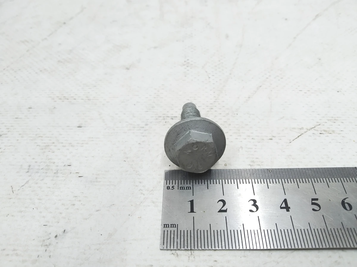 Болт с шестигранной головкой M8X28 Audi E-tron N90921801