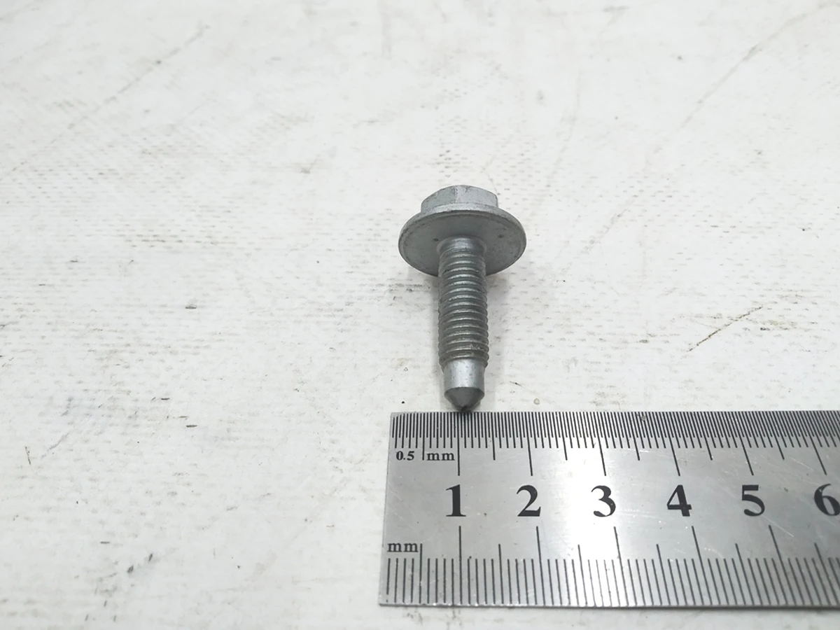 Болт с шестигранной головкой M8X28 Audi E-tron N90921801