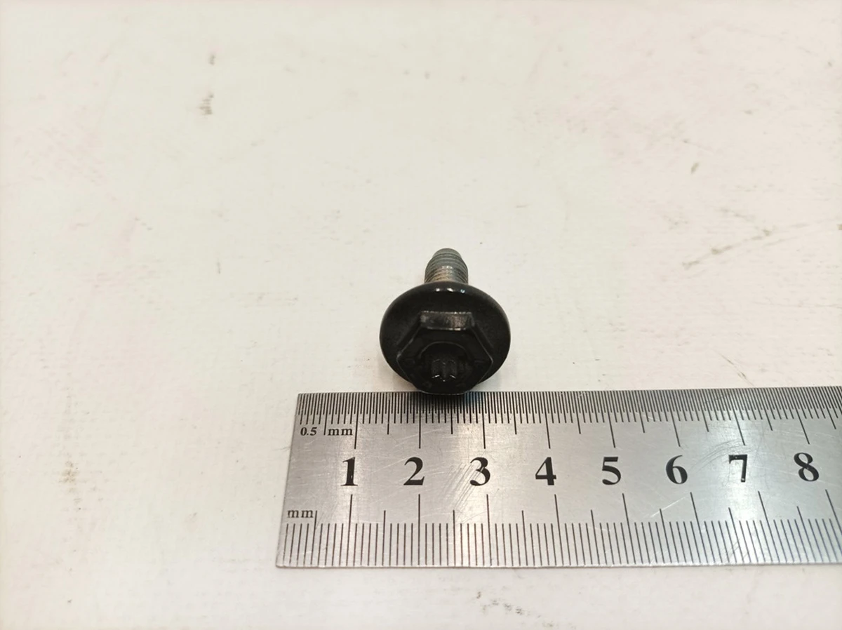 Гвинт із шестигранною головкою буртиком та внутрішнім багатогранником M8X24 Porsche Taycan N90930503