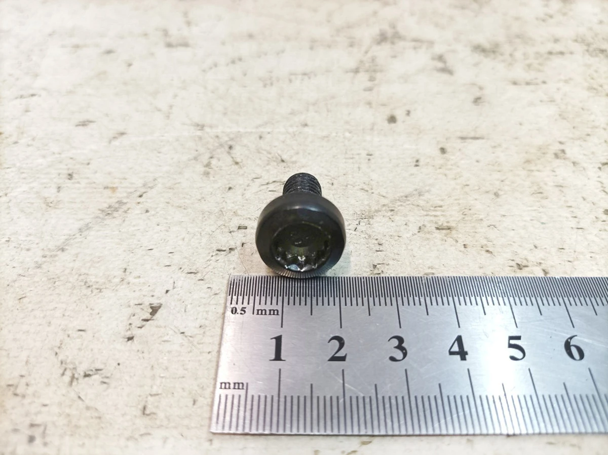 Гвинт із циліндричною головкою із внутрішнім багатогранником M8X16 Porsche Taycan N90962401