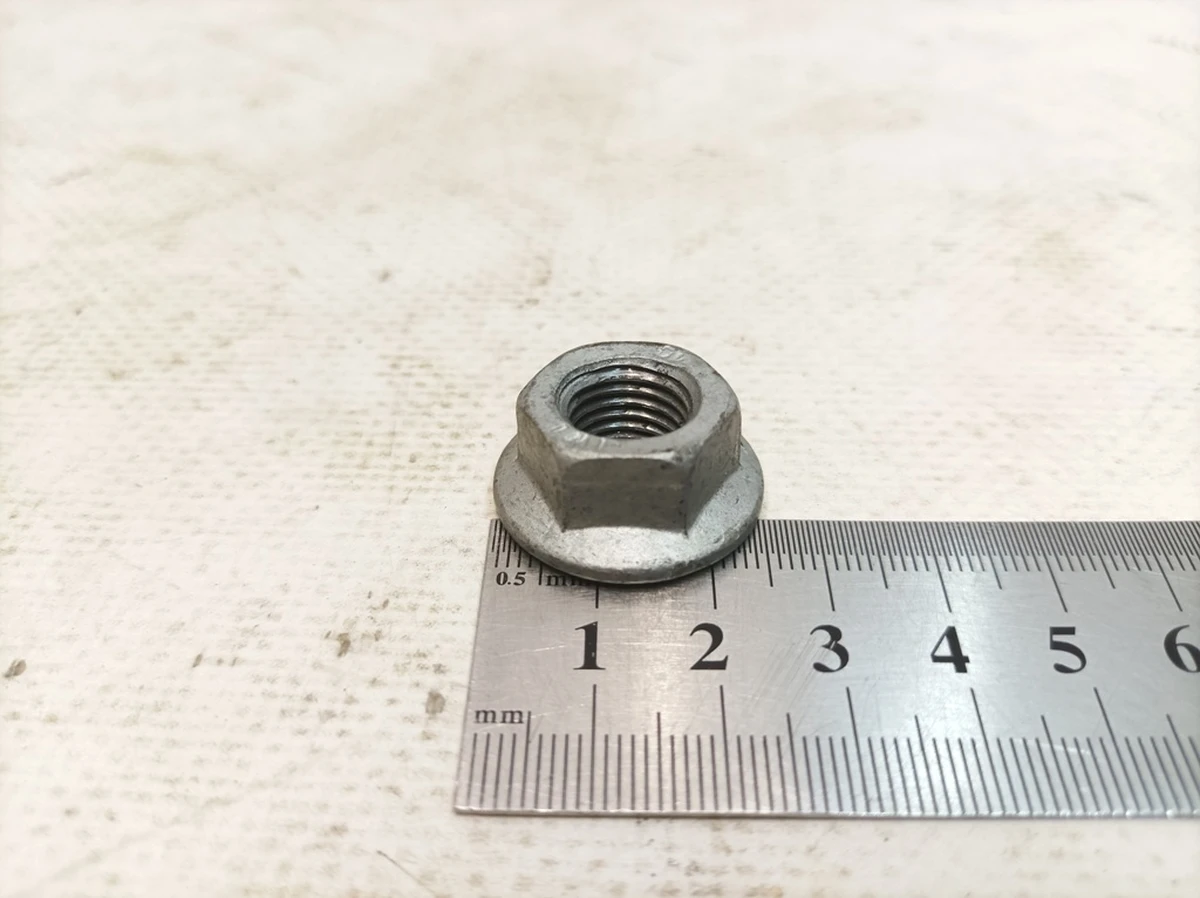 Гайка шестигранная с буртиком самоконтрящаяся M12X1,5 Porsche Taycan N90966402