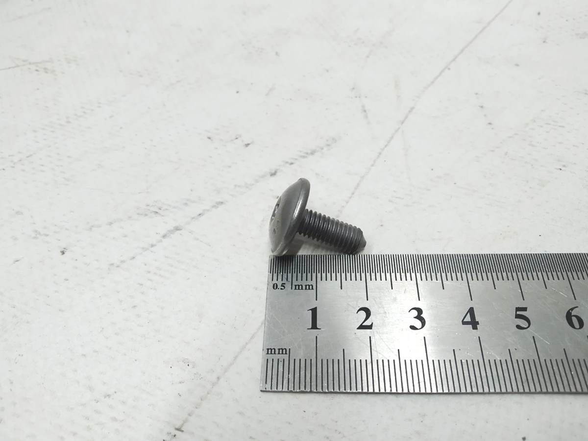 Винт с полукруглой головкой и внутренней TORX M6X16 Audi E-tron N91042301