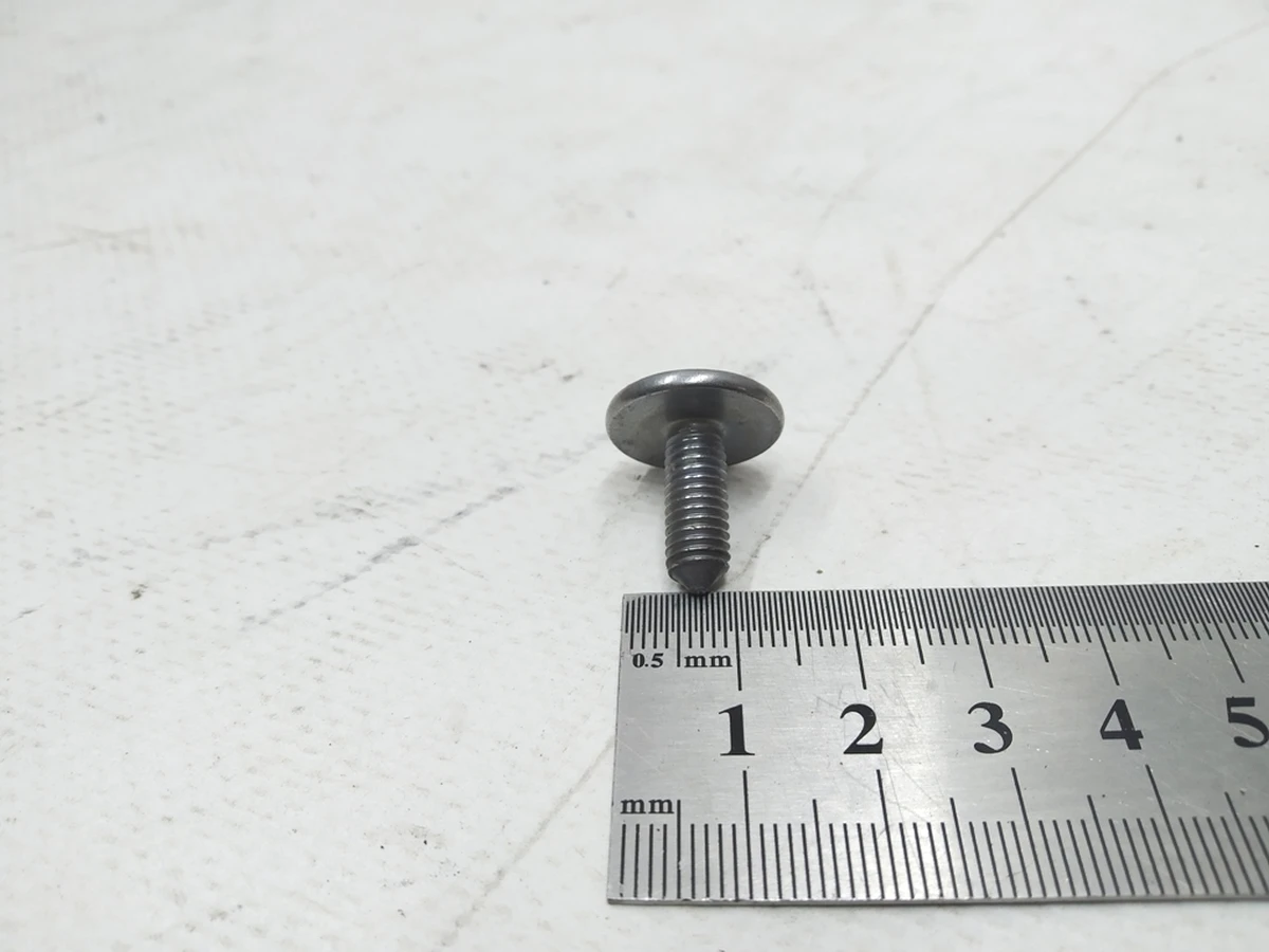 Винт с полукруглой головкой и внутренней TORX M6X16 Audi E-tron N91042301