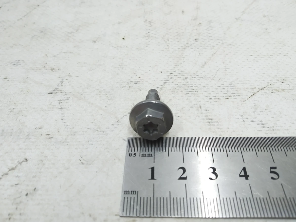 Болт с шестигранной головкой с буртиком и внутренней TORX M6X20 Audi E-tron N91079901