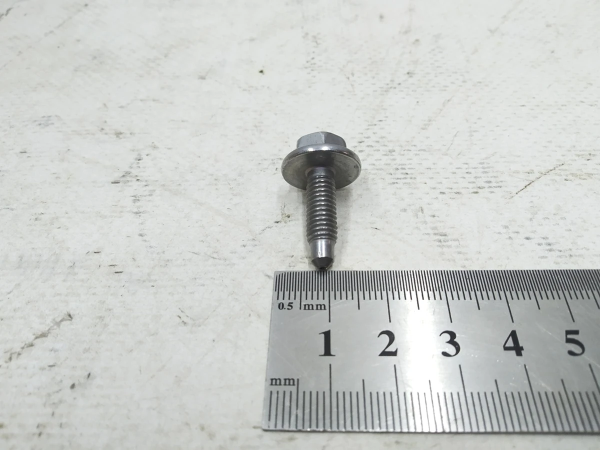 Болт с шестигранной головкой с буртиком и внутренней TORX M6X20 Audi E-tron N91079901